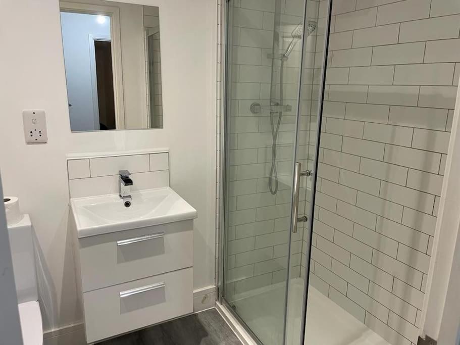 Stunning And Spacious 2Bed Flat In Central Вокінг Екстер'єр фото