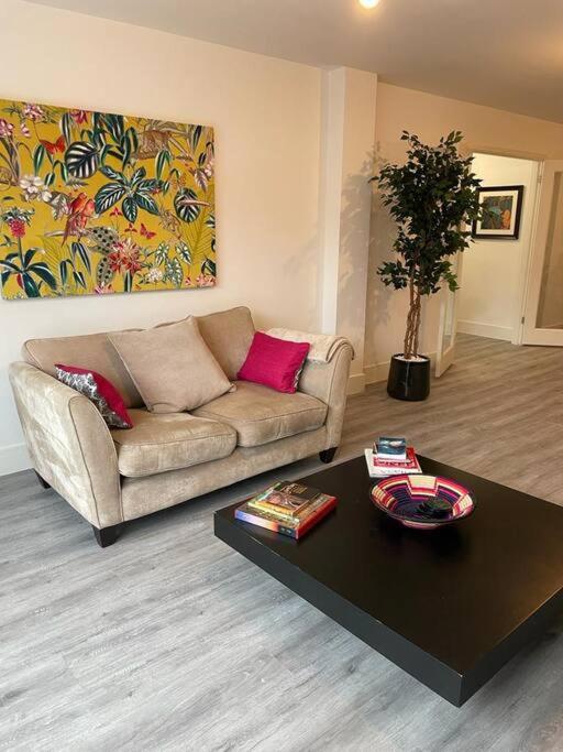 Stunning And Spacious 2Bed Flat In Central Вокінг Екстер'єр фото