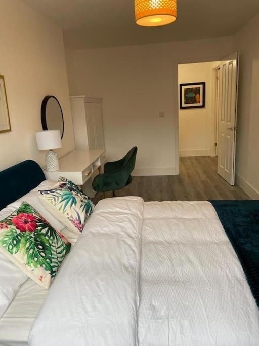 Stunning And Spacious 2Bed Flat In Central Вокінг Екстер'єр фото