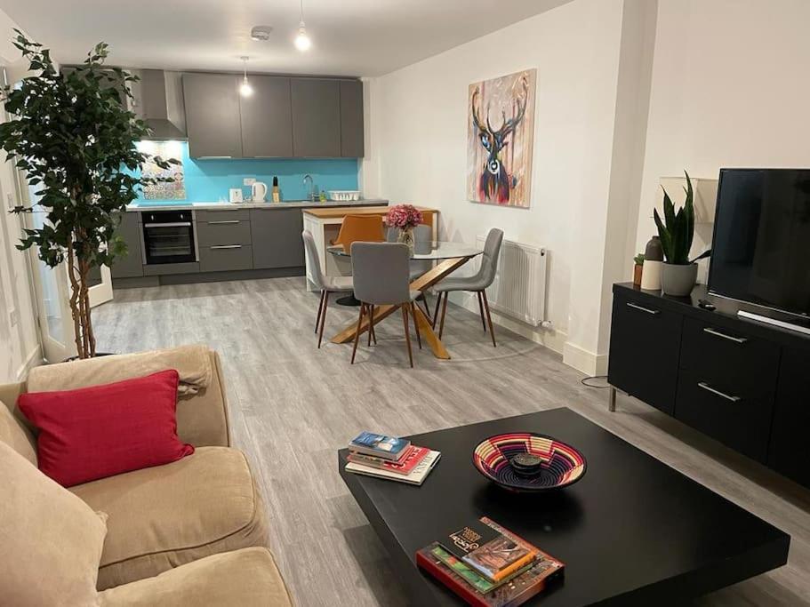 Stunning And Spacious 2Bed Flat In Central Вокінг Екстер'єр фото