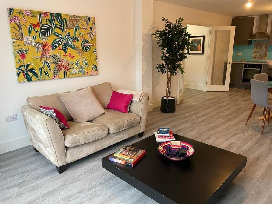 Stunning And Spacious 2Bed Flat In Central Вокінг Екстер'єр фото