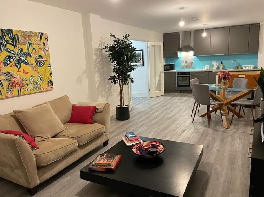 Stunning And Spacious 2Bed Flat In Central Вокінг Екстер'єр фото