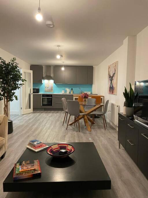 Stunning And Spacious 2Bed Flat In Central Вокінг Екстер'єр фото