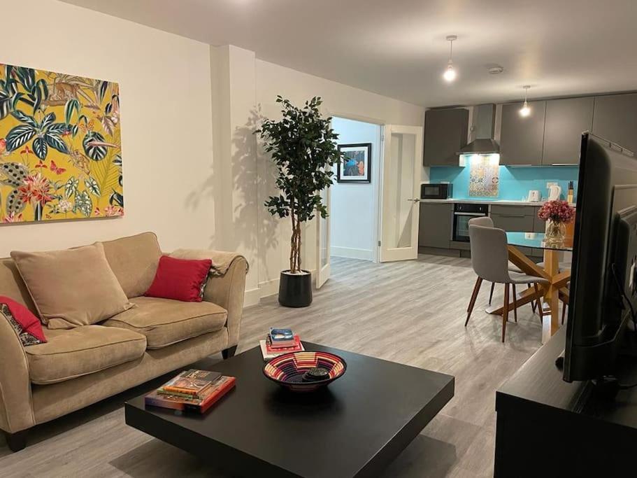 Stunning And Spacious 2Bed Flat In Central Вокінг Екстер'єр фото